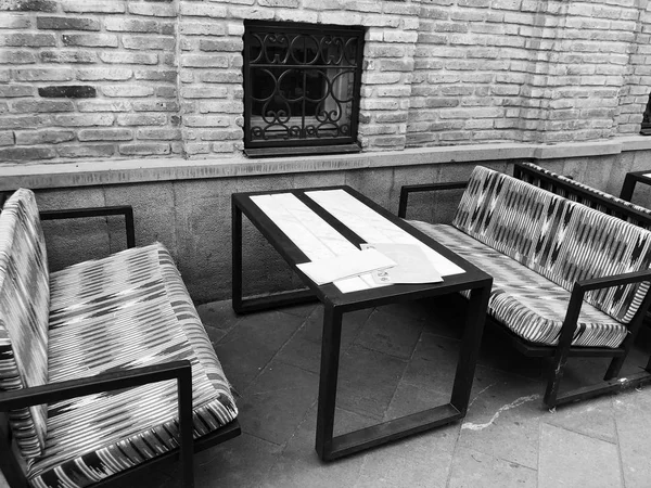Vieille architecture Tbilissi, table basse et chaises en journée d'été — Photo