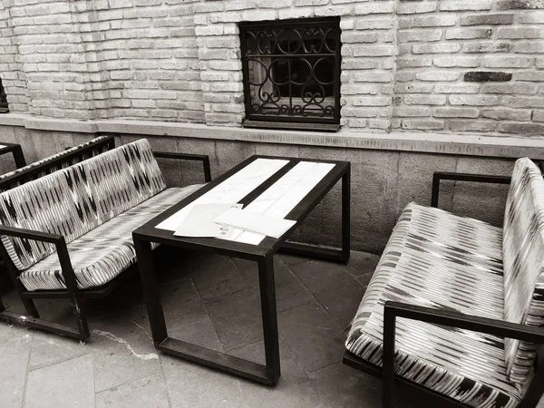 Vieille architecture Tbilissi, table basse et chaises en journée d'été — Photo