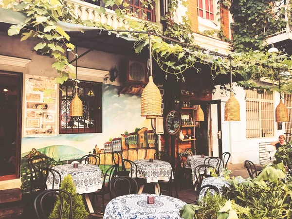 TBILISI, GEORGIA - 10 DE JULIO DE 2018: Restaurante exterior en Tiflis, Georgia . — Foto de Stock