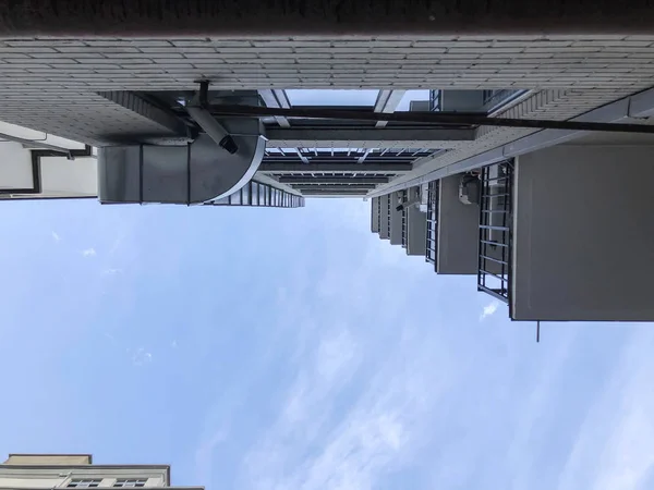 Ein Bild eines Hochhauses von unten gegen den Himmel — Stockfoto