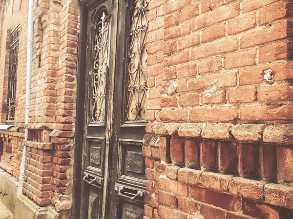 Eski Tiflis mimarisi, yaz günü giriş kapısı ve dış dekor. — Stok fotoğraf