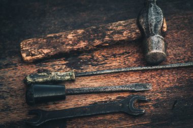 Mekanik araçlar. Otantik araçları. Farklı garaj araçlar kümesi.