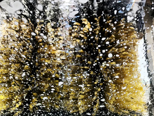 Biltvätt skum utsikt från inne i bilen. — Stockfoto