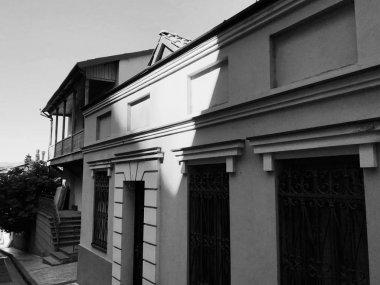 Yaz günü eski Tiflis mimarisi, pencereleri ve balkon dış dekoru