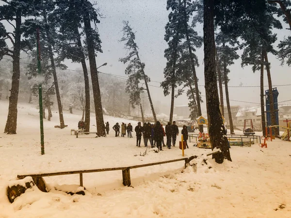 Hegyi sí resort Bakuriani, Grúzia. Az első hó a városban. Gyermekek sétálni a hóban — Stock Fotó