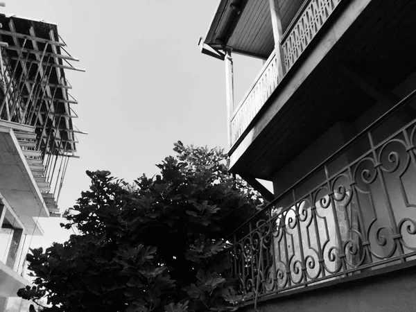 Antiguo Tbilisi arquitectura, ventanas y balcón decoración exterior en el día de verano — Foto de Stock