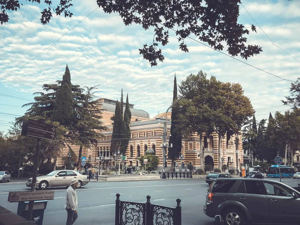 TBILISI, GEORGIA - OUTUBRO 07, 2018: Férias anuais "Tbilisoba". State Opera e Ballet Theater nomeado após Z. Paliashvili — Fotografia de Stock