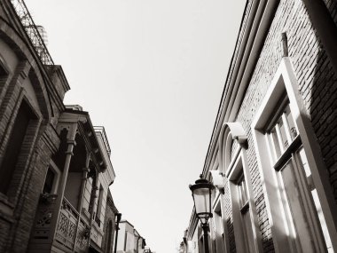 Eski Tbilisi mimarisi, pencere ve balkon dış dekor sonbahar günü içinde