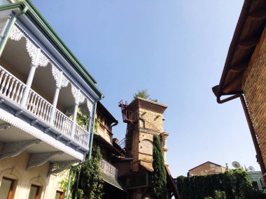 Yaz günü eski Tiflis mimarisi, pencereleri ve balkon dış dekoru