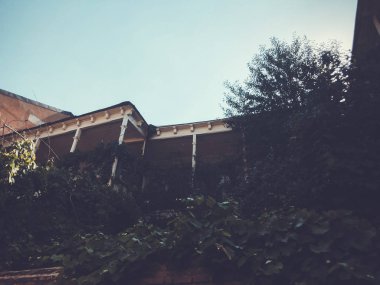 Eski Tbilisi mimarisi, pencere ve balkon dış dekor sonbahar günü içinde