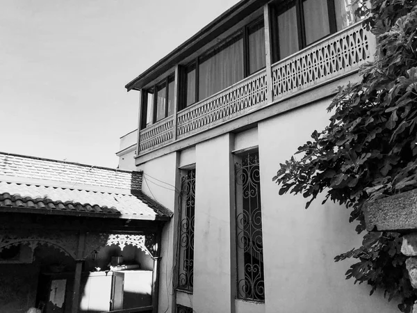 Oude Tbilisi architectuur, ramen en balkon exterieur in de zomerdag — Stockfoto