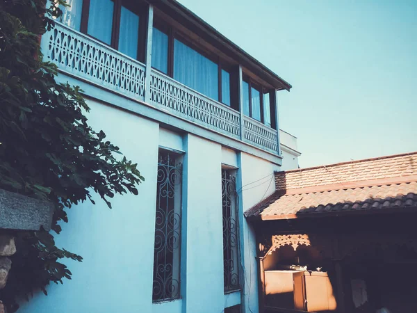 Oude Tbilisi architectuur, ramen en balkon exterieur in de zomerdag — Stockfoto