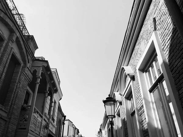 Старий Тбілісі архітектури, windows та балкон зовнішніх декор в осінньому дні — стокове фото