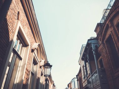 Eski Tbilisi mimarisi, pencere ve balkon dış dekor sonbahar günü içinde