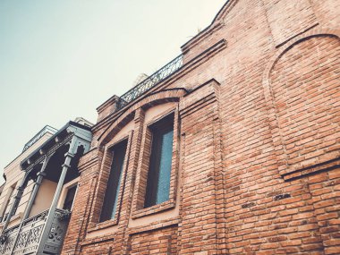 Eski Tbilisi mimarisi, pencere ve balkon dış dekor sonbahar günü içinde