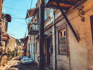 TBILISI, GEORGIA - 10 Temmuz 2018: Gürcistan 'ın eski Tiflis kentinin evleri ve dar sokakları