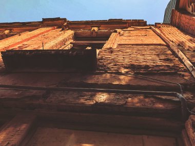 Yaz günlerinde eski Tiflis mimarisi, penceresi ve dış dekoru.