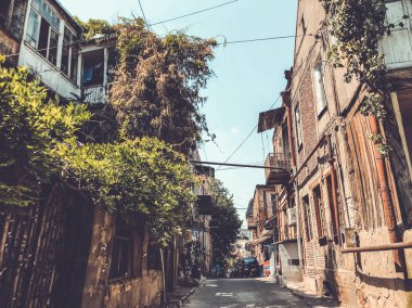 TBILISI, GEORGIA - 10 Temmuz 2018: Gürcistan 'ın eski Tiflis kentinin evleri ve dar sokakları
