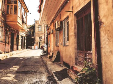 TBILISI, GEORGIA - 10 Temmuz 2018: Gürcistan 'ın eski Tiflis kentinin evleri ve dar sokakları