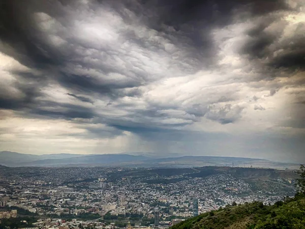 Una vista impresionante de la ciudad desde la cima del Parque Mtatsminda en el funicular en Tiflis — Foto de Stock