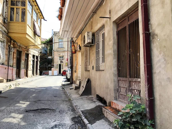 TBILISI, GEORGIA - 10 de julio de 2018: Casas y calles estrechas de la ciudad vieja de Tiflis, Georgia —  Fotos de Stock