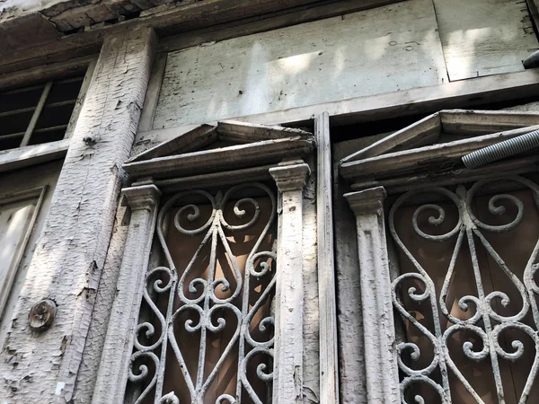第比利斯旧式建筑、大门和夏季装饰. — 图库照片