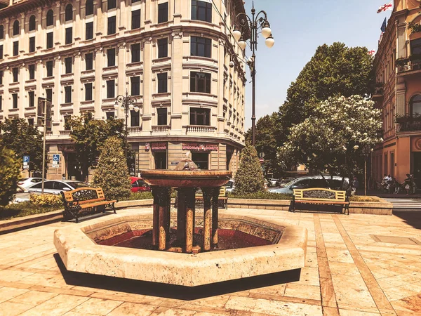 Тбілісі, Грузія - 10 липня 2018: Вид на Тбілісі, Goergia, фонтан на вулиці, площі свободи — стокове фото