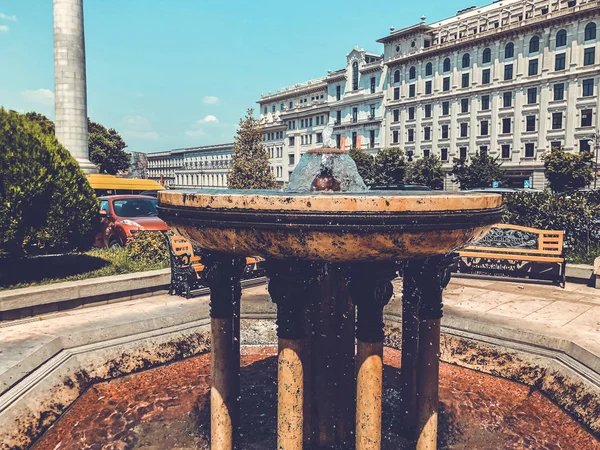 Tbilisi, Grúzia - 2018. július 10.: Nézd a szökőkút, a szabadság téren, Tbiliszi, Goergia — Stock Fotó