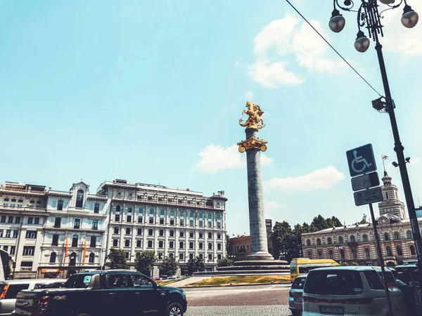 Tbilisi, Grúzia - 2018. július 10.: Nézd a szabadság tér és a szabadság emlékmű (St. George Statue) Tbiliszi Goergia — Stock Fotó