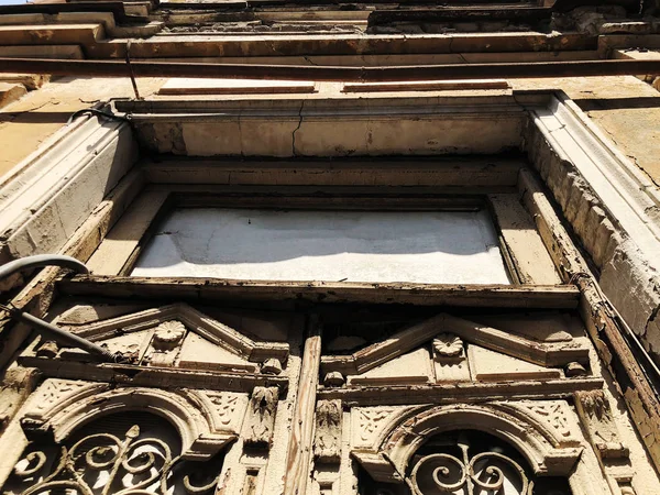 Alte Tiflis Architektur, Fenster und Außendekoration an Sommertagen. — Stockfoto