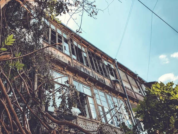 Alte Tiflis Architektur, Fenster und Außendekoration an Sommertagen. — Stockfoto