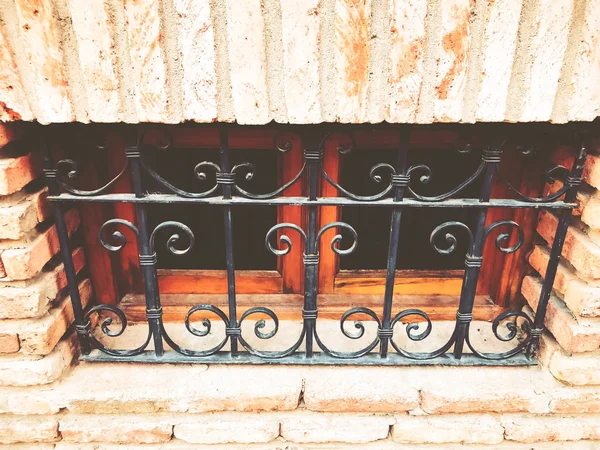 Ancienne architecture de Tbilissi, une petite fenêtre dans les bars en métal dans la journée d'été — Photo