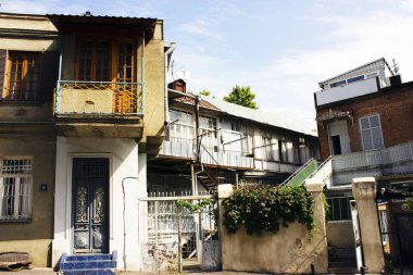 Yaz günü eski Tiflis mimarisi, pencereleri ve balkon dış dekoru