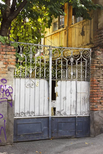 Vecchia architettura Tbilisi, La porta d'ingresso e arredamento esterno in giorno d'estate — Foto Stock