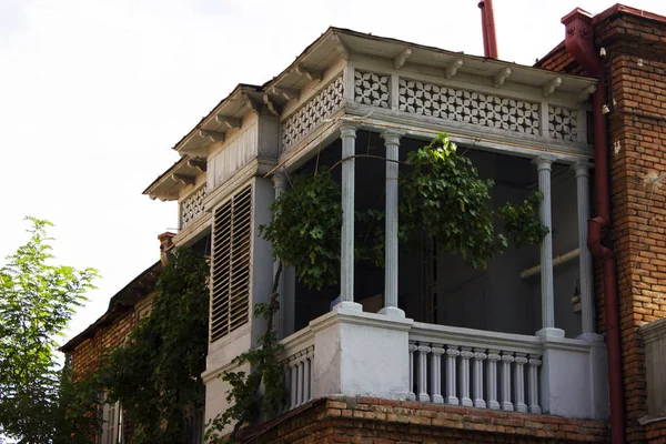 Antiguo Tbilisi arquitectura, ventanas y balcón decoración exterior en el día de verano — Foto de Stock