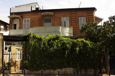 Yaz günü eski Tiflis mimarisi, pencereleri ve balkon dış dekoru