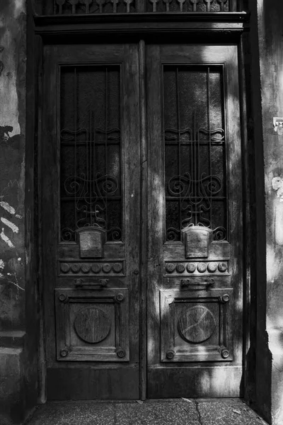 Antigua arquitectura Tbilisi, La puerta de entrada y la decoración exterior en el día de verano — Foto de Stock