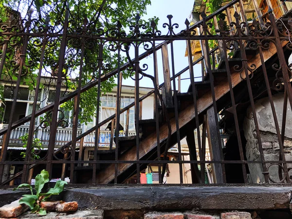 Antiguo Tiflis arquitectura, patio, ventanas, viejas escaleras de hierro en el día de verano — Foto de Stock
