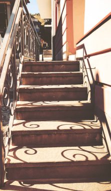 Tbilisi binalar, sonbahar günü yapılan yarda dış dekor merdiveni