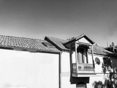 Yaz günü eski Tiflis mimarisi, pencereleri ve balkon dış dekoru