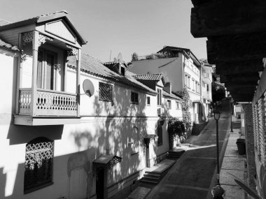 Yaz günü eski Tiflis mimarisi, pencereleri ve balkon dış dekoru