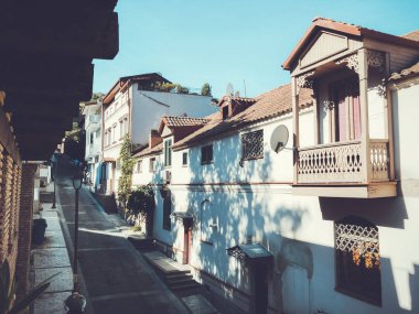 Yaz günü eski Tiflis mimarisi, pencereleri ve balkon dış dekoru