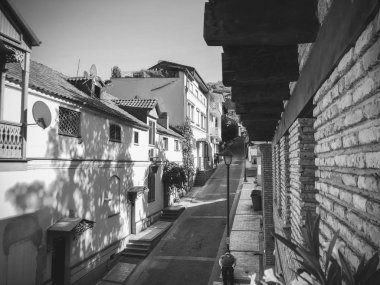 Yaz günü eski Tiflis mimarisi, pencereleri ve balkon dış dekoru