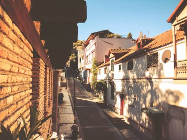 Yaz günü eski Tiflis mimarisi, pencereleri ve balkon dış dekoru