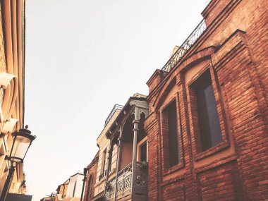 Eski Tbilisi mimarisi, pencere ve balkon dış dekor sonbahar günü içinde