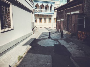 Yaz günü eski Tiflis mimarisi, pencereleri ve balkon dış dekoru