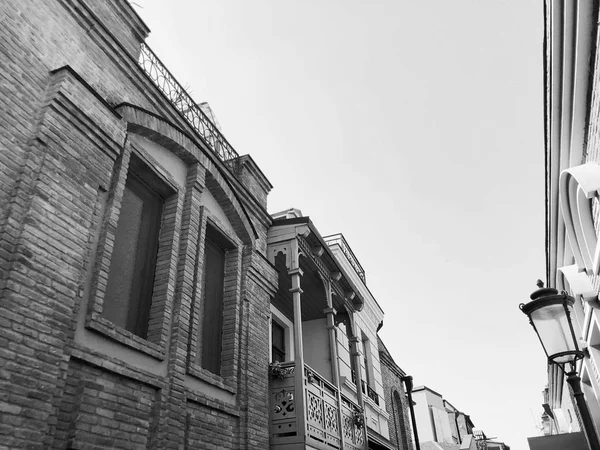 Old Tbilisi architektura, okna a balkon vnější výzdoba v podzimní den — Stock fotografie