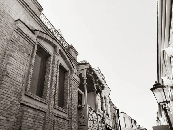 Архитектура старого Тбилиси, окна и балкон в осенний день — стоковое фото