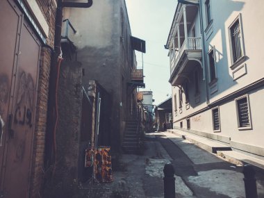 Eski Tbilisi mimarisi, pencere ve balkon dış dekor sonbahar günü içinde