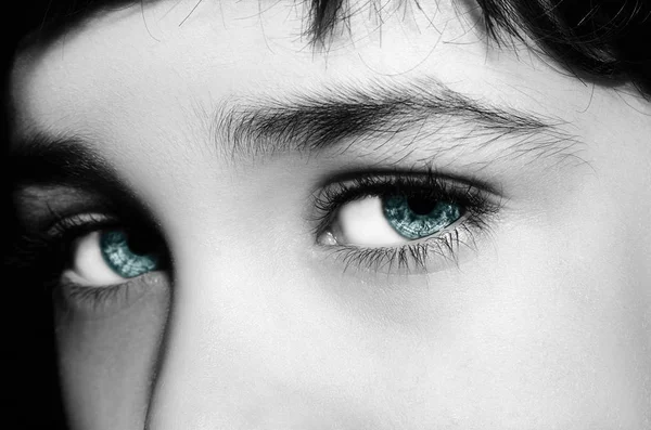 美しい洞察力に見て少年の目。クローズ アップ ショット. — ストック写真